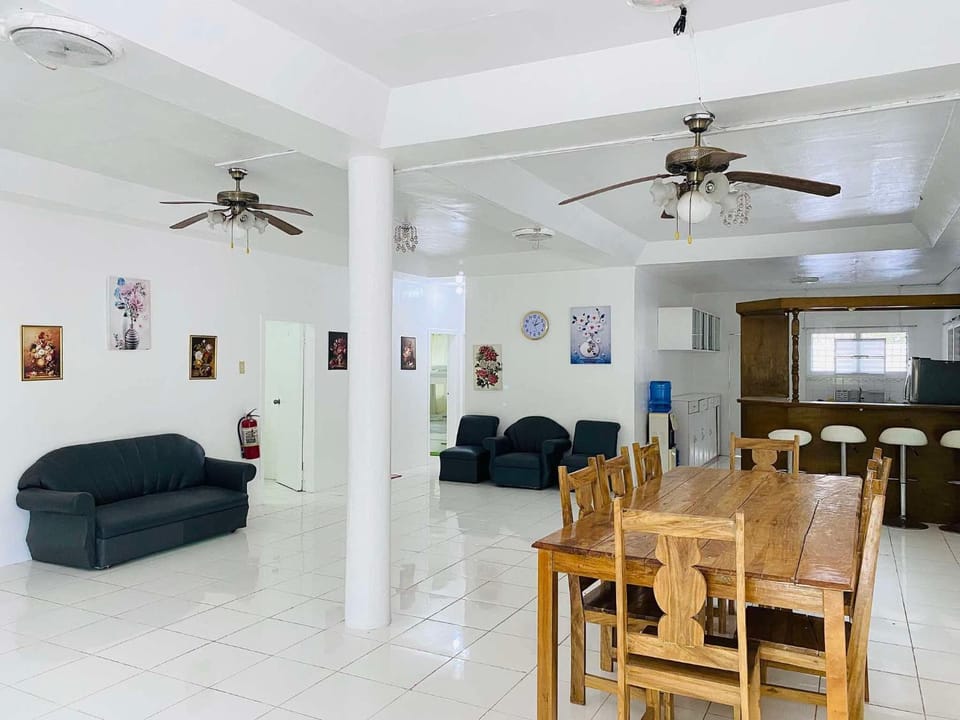 Luna Oslob Travellers Inn - Rest House House in Oslob