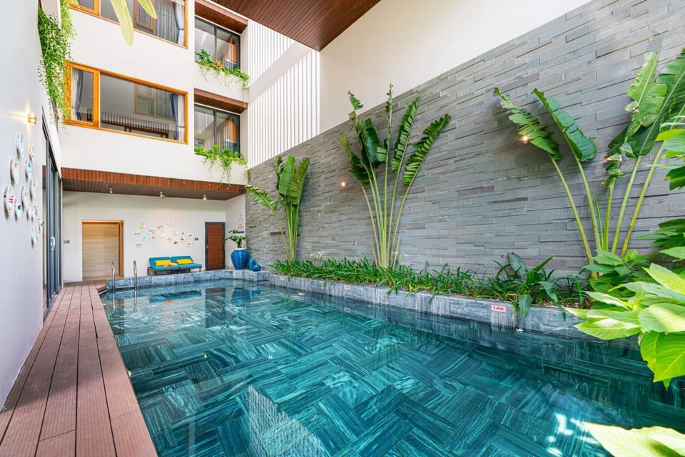 Property building, Day, Pool view, Swimming pool, Swimming pool