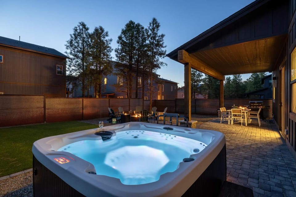 Luxury 4-BR Flagstaff Retreat Hot Tub AC House in Flagstaff