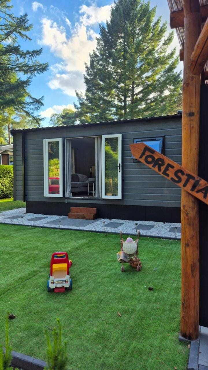 Tiny House Forestia met HOTTUB Campground/ 
RV Resort in Hoenderloo