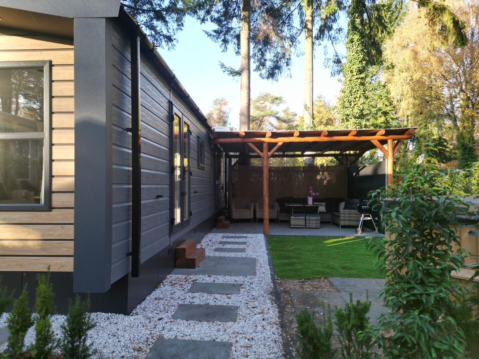 Tiny House Forestia met HOTTUB Campground/ 
RV Resort in Hoenderloo