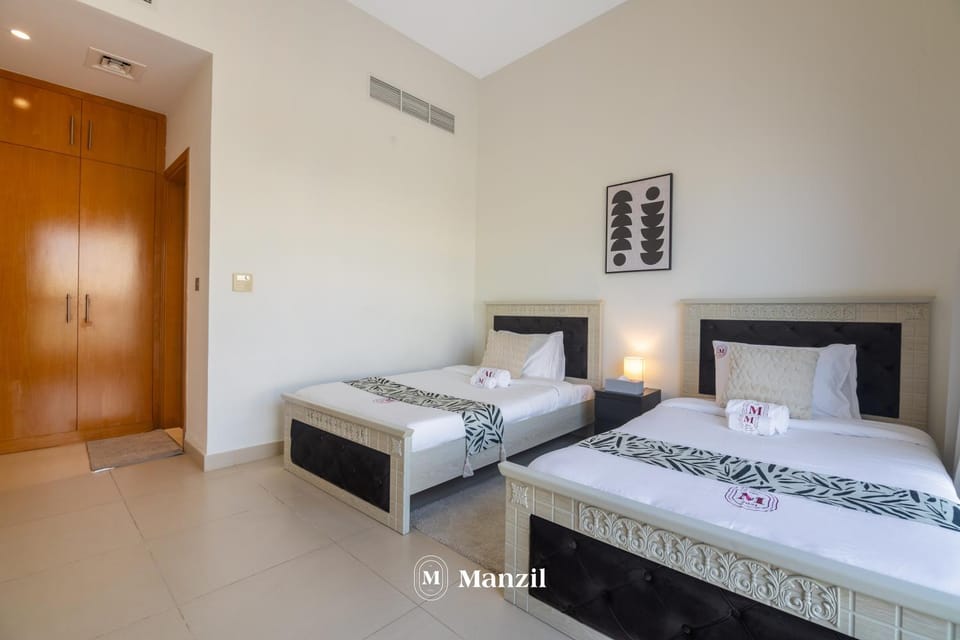 Bed, Photo of the whole room, Bedroom, towels, air conditioner