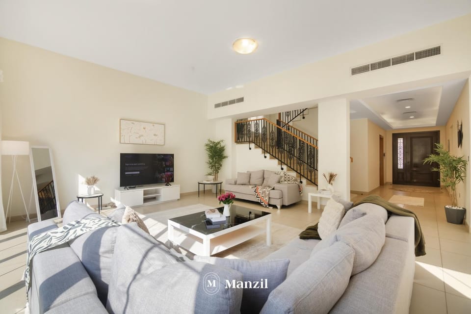 TV and multimedia, Living room, Seating area, Evening entertainment, air conditioner