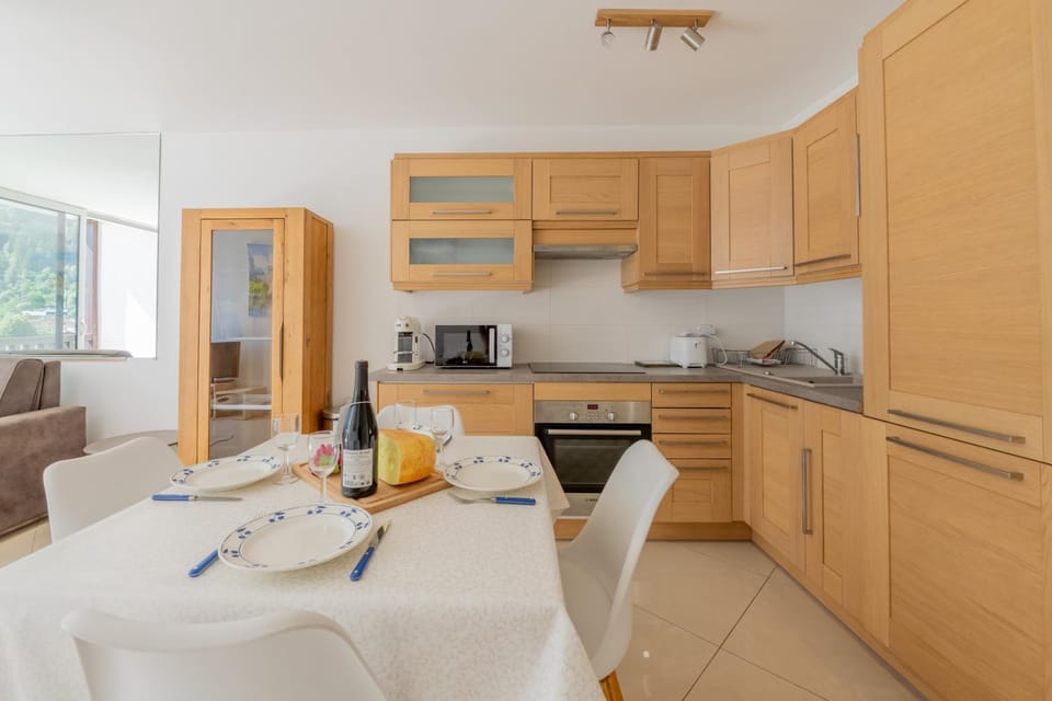Kitchen or kitchenette, Dining area