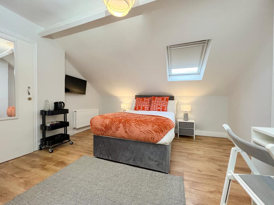 Bed, TV and multimedia, Seating area, Bedroom