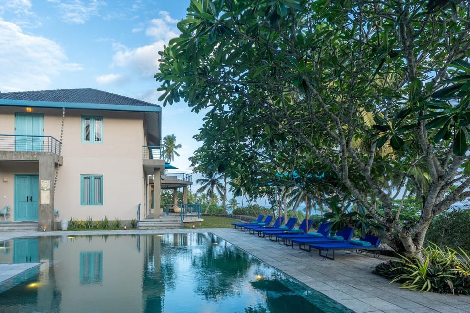 Property building, Day, Pool view, Swimming pool, sunbed