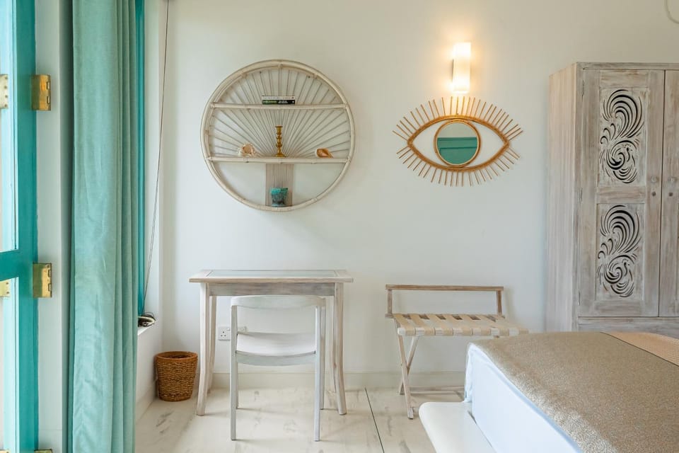 Bed, Decorative detail, Seating area, Bedroom