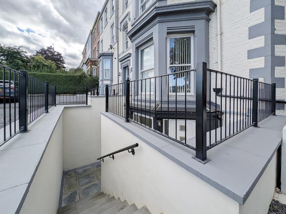 Modern 2-Bed Flat Near Newcastle City Centre PTK Apartment in Newcastle upon Tyne