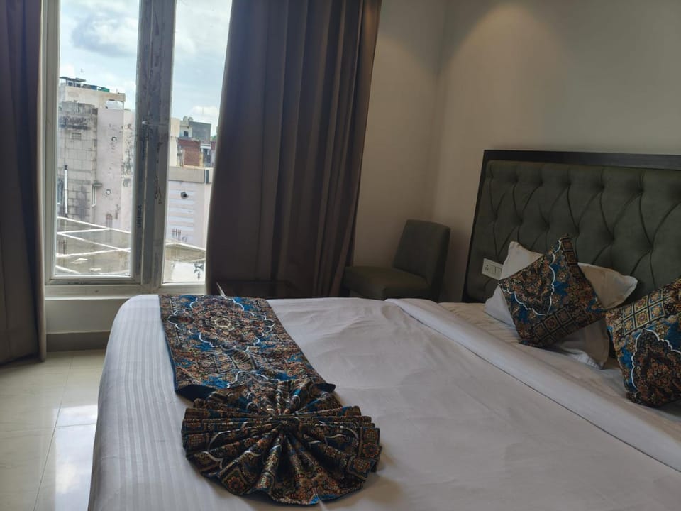 Bedroom, City view
