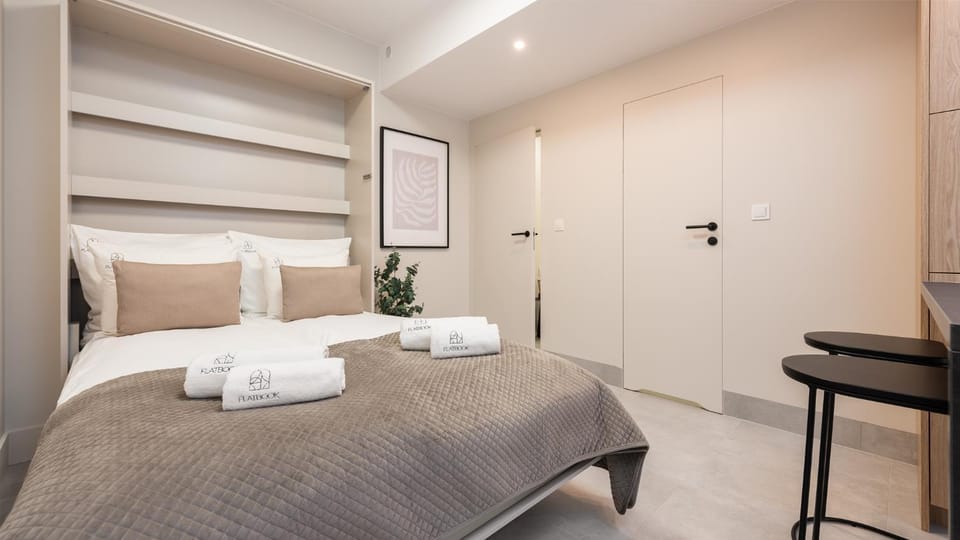 Bed, Photo of the whole room, Bedroom, towels