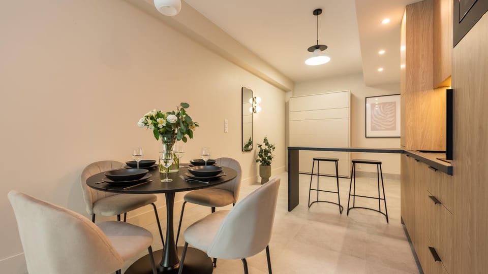 Kitchen or kitchenette, Dining area