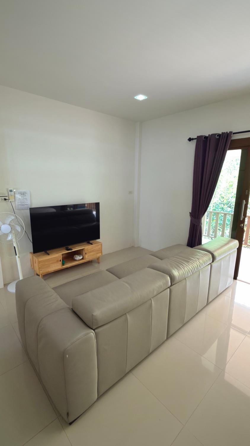 Communal lounge/ TV room, TV and multimedia, Living room, Seating area, Evening entertainment