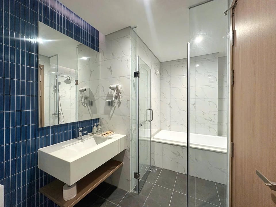 Shower, Bathroom, towels