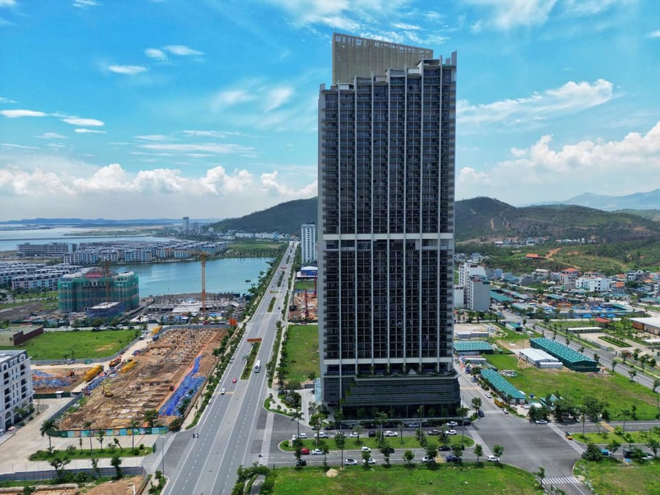 Property building, Day, Natural landscape, Bird's eye view, City view, Lake view, Mountain view, Location, Parking
