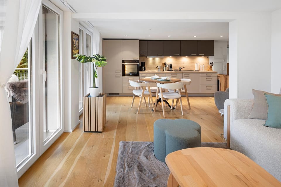 Kitchen or kitchenette, Living room, Seating area, Dining area, stove