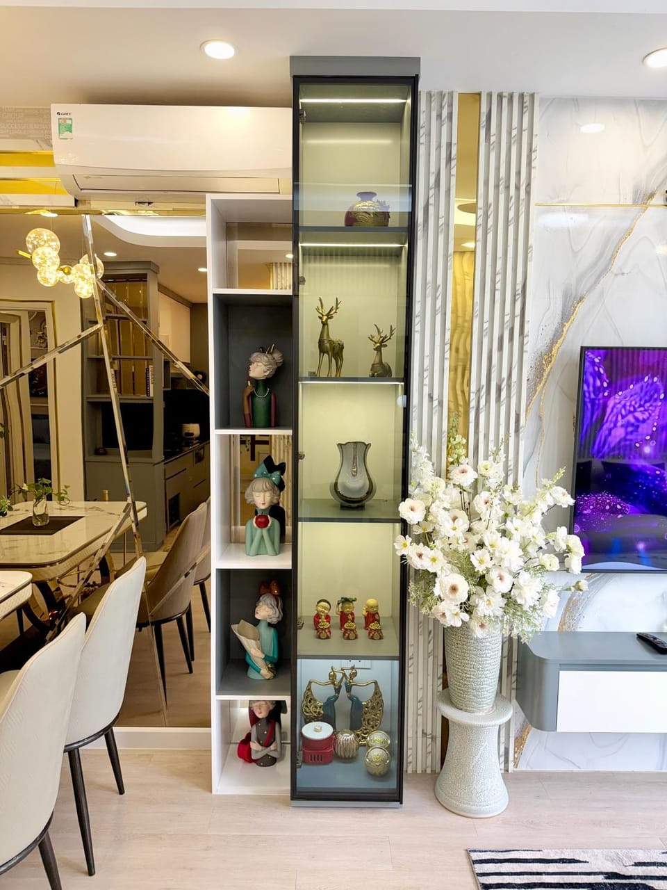 Living room, Seating area, Dining area