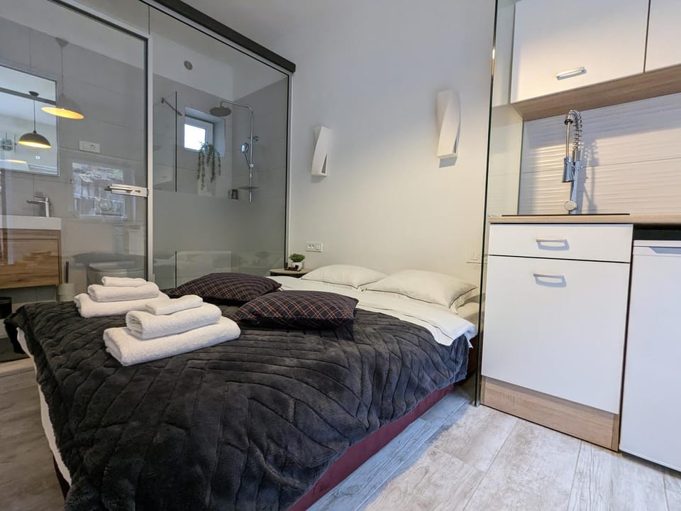 Bed, Bathroom, Kitchen or kitchenette, Photo of the whole room, Bedroom, towels