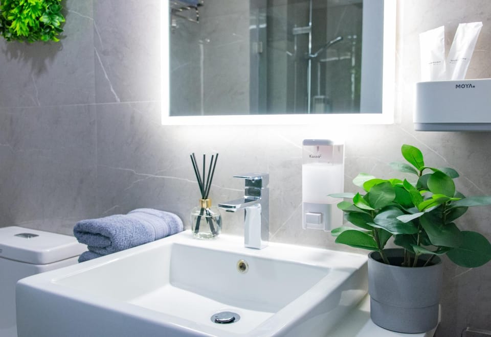 Bathroom, towels
