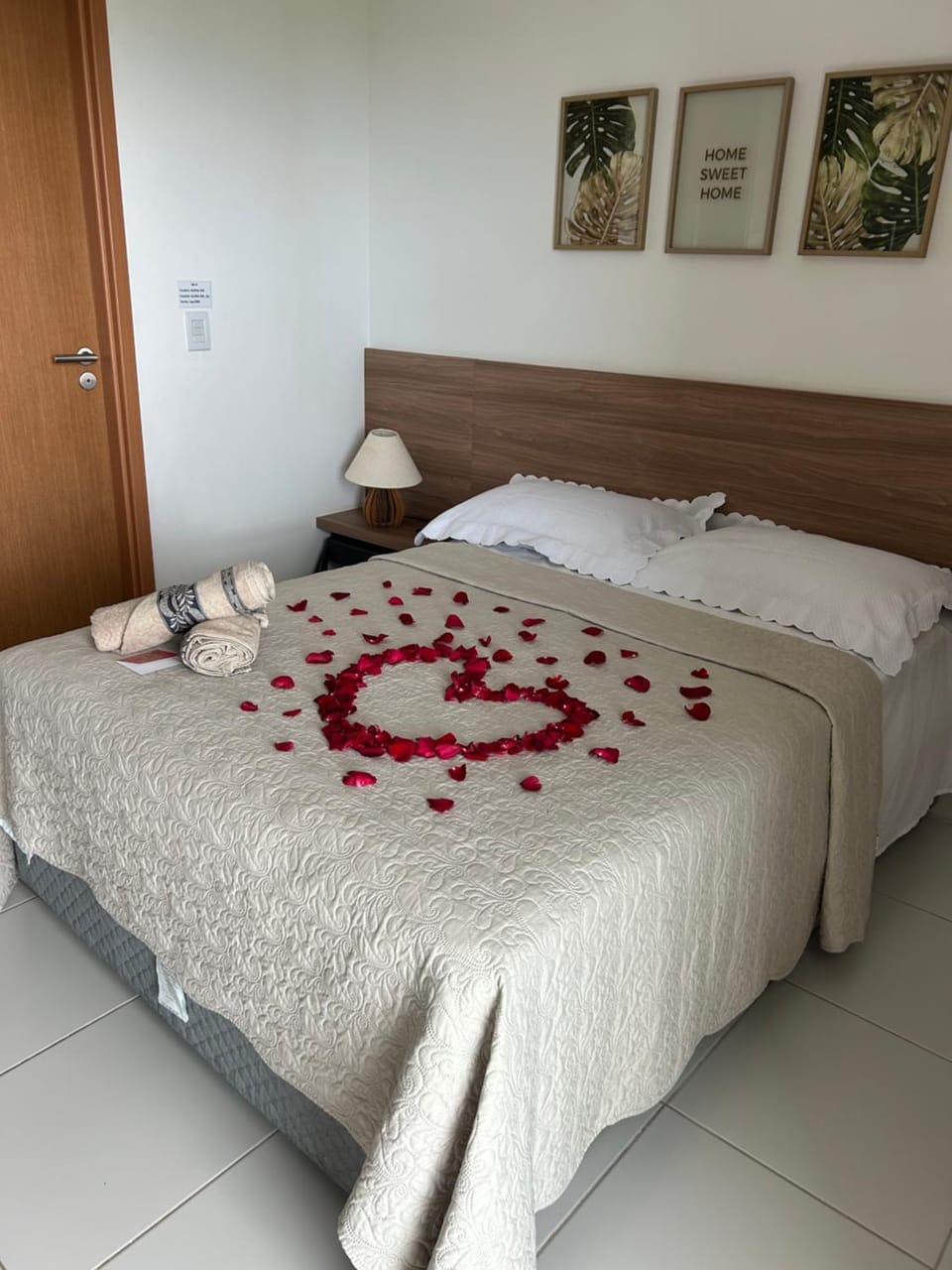 Bed, Photo of the whole room, Bedroom, towels