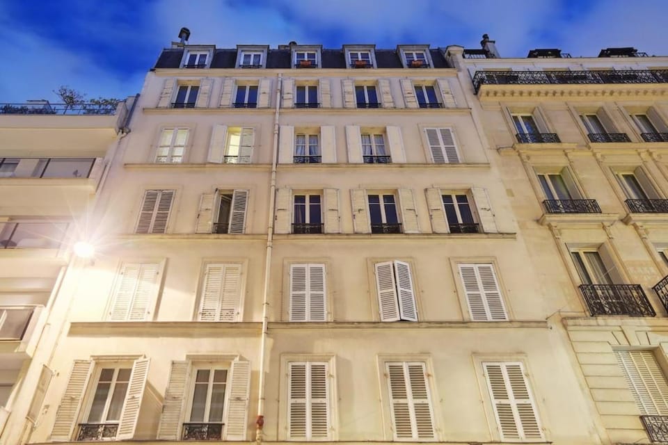 Elegant bright studio in prestigious 7th arrondissement Apartment in Paris