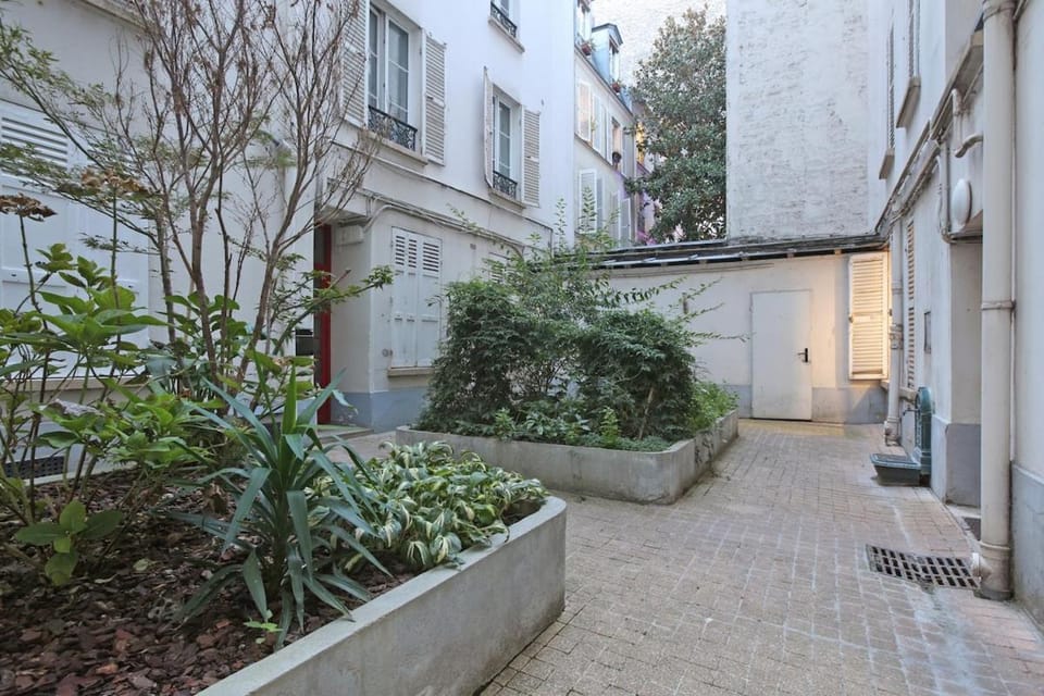 Elegant bright studio in prestigious 7th arrondissement Apartment in Paris