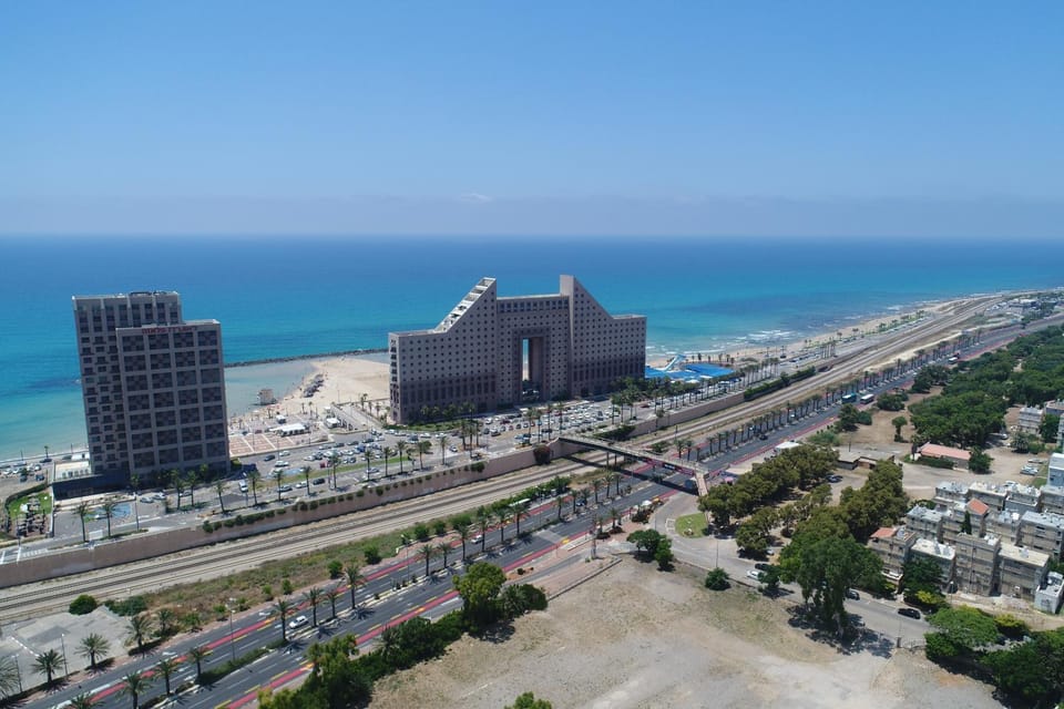 מגדל הים - בניין אלמוג Apartment hotel in Haifa