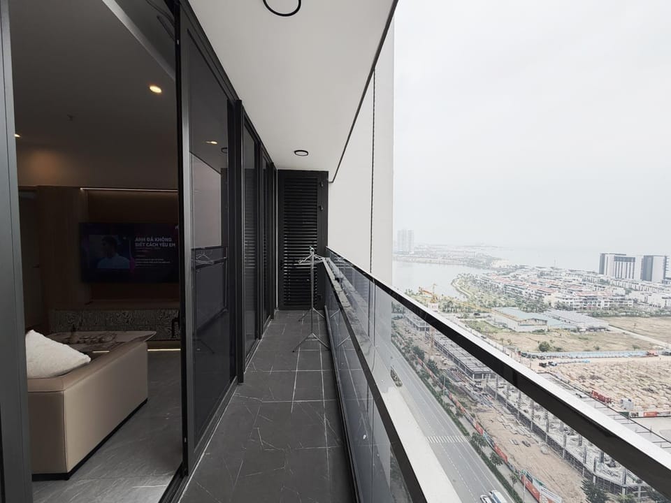 TV and multimedia, View (from property/room), Balcony/Terrace, Living room, Seating area, City view