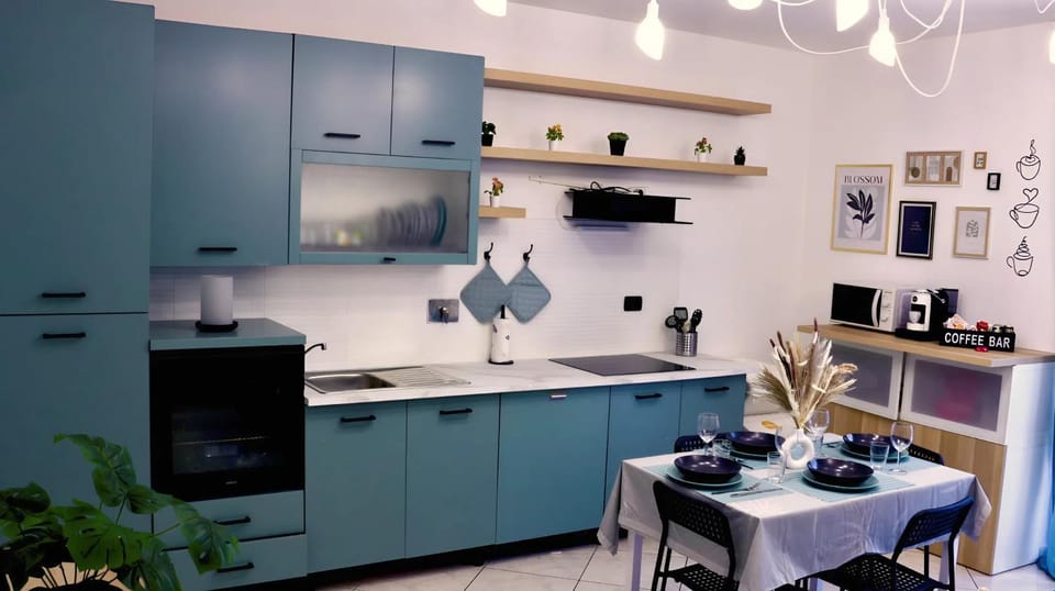Kitchen or kitchenette, Dining area, minibar, oven, pet friendly, stove