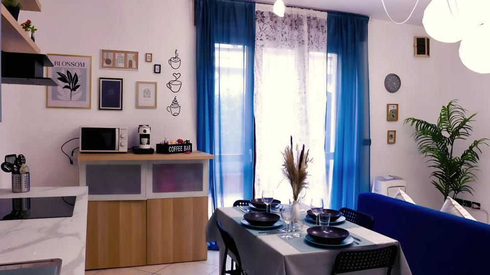 Bed, TV and multimedia, Kitchen or kitchenette, Living room, Photo of the whole room, Seating area, Dining area, minibar