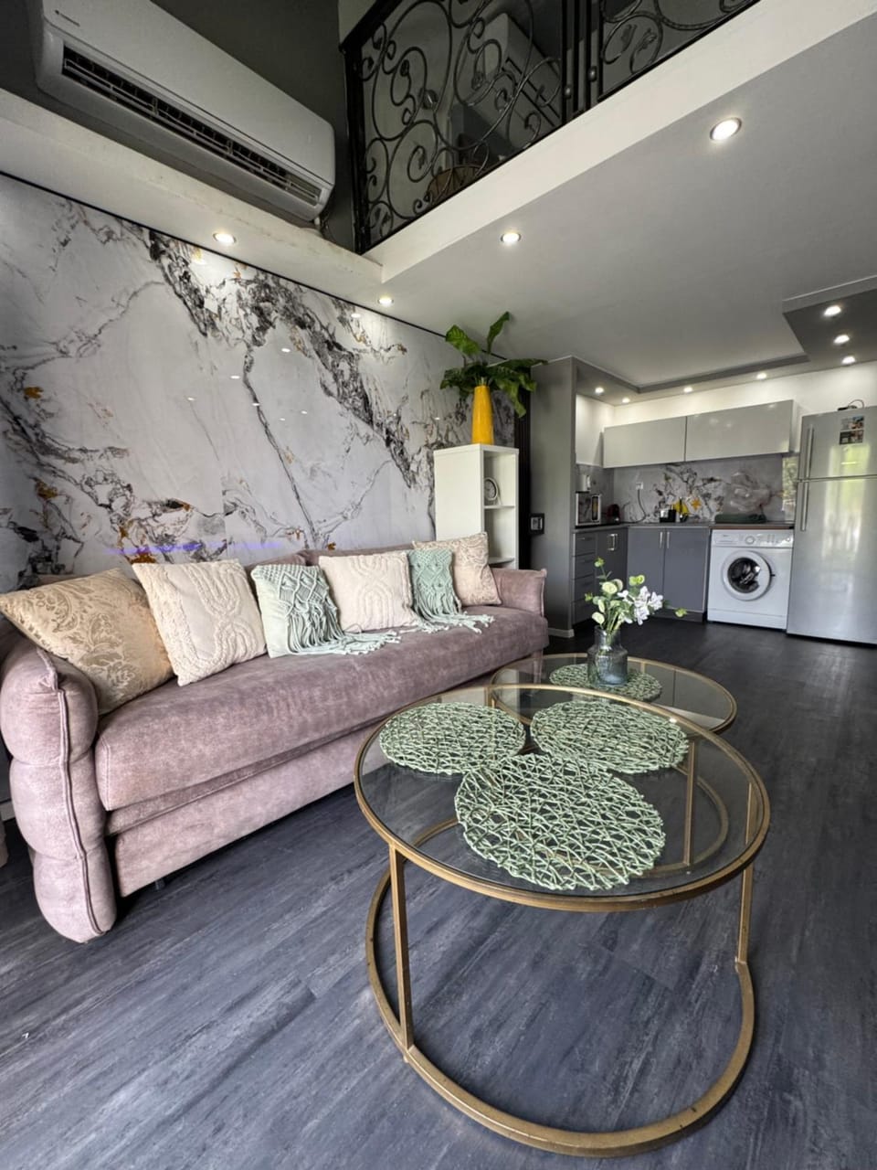 Kitchen or kitchenette, Living room, Seating area, Dining area