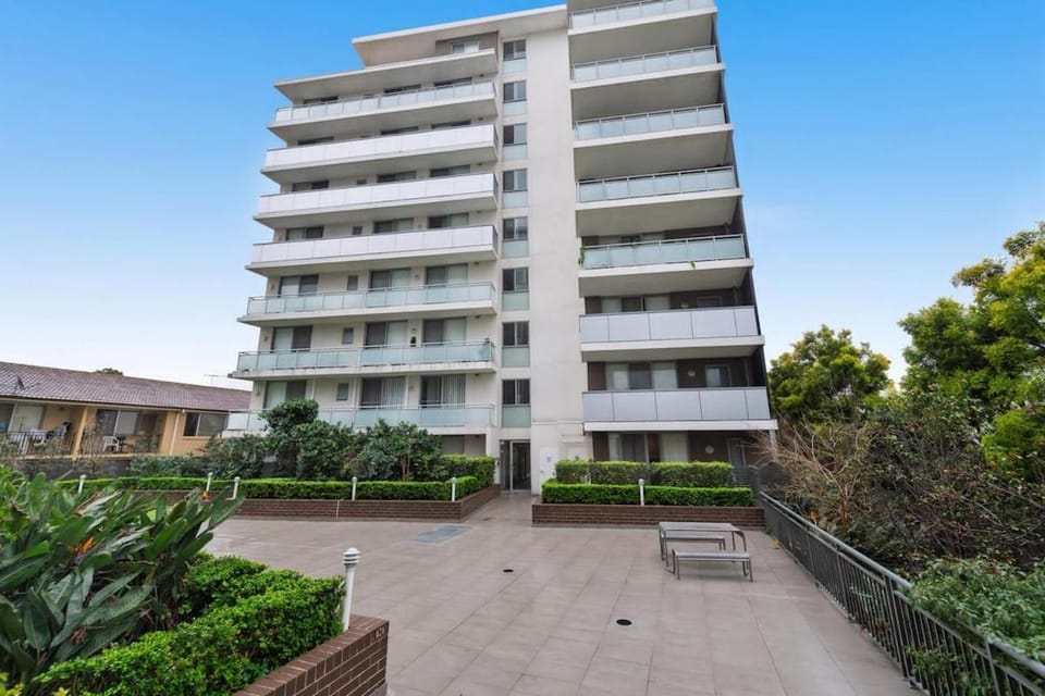 Liverpool 3Br APT Business Hospital Parking 8ppl Apartment in Sydney