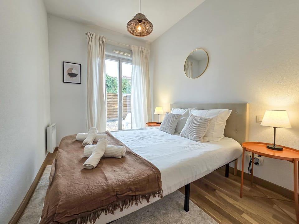 Bed, Photo of the whole room, Bedroom, towels