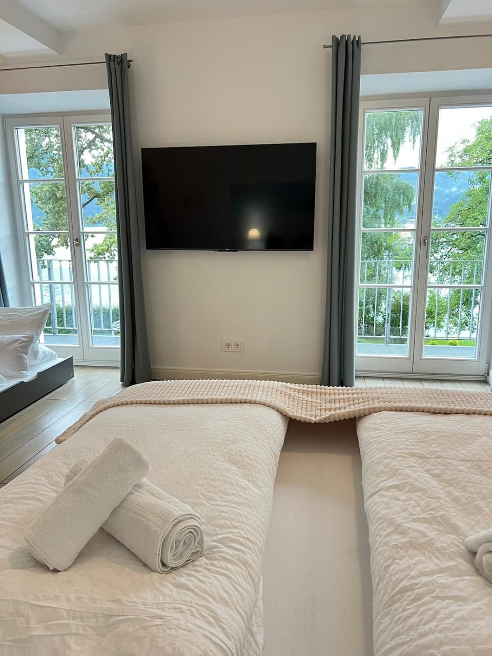 Bed, TV and multimedia, Photo of the whole room, Bedroom, towels