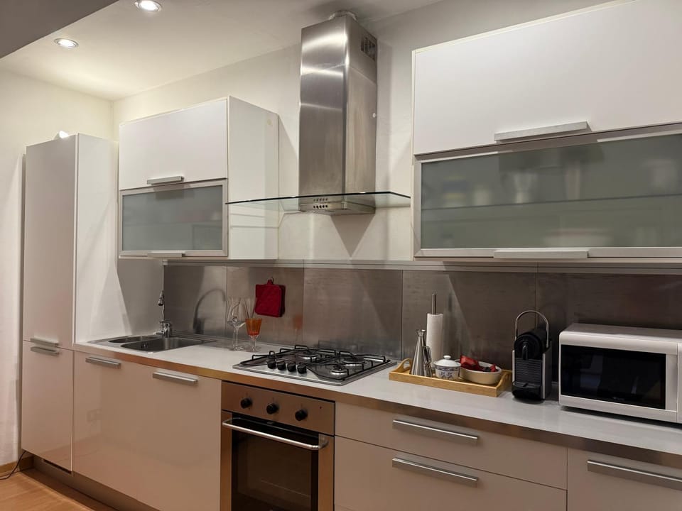 Coffee/tea facilities, Kitchen or kitchenette, dishwasher, oven, stove