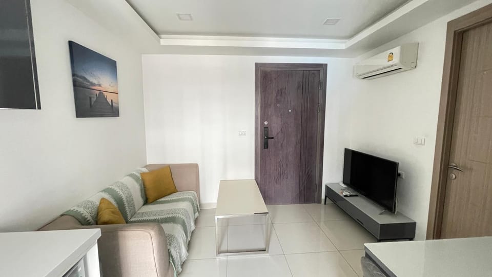 Communal lounge/ TV room, TV and multimedia, Living room, Seating area, Evening entertainment, air conditioner