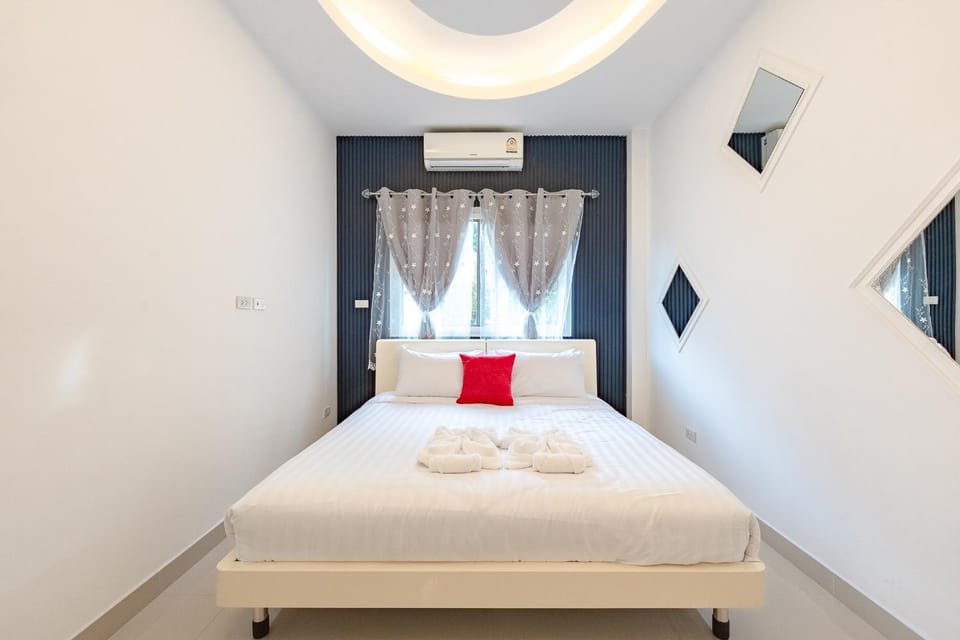Bed, Photo of the whole room, Bedroom, towels, air conditioner