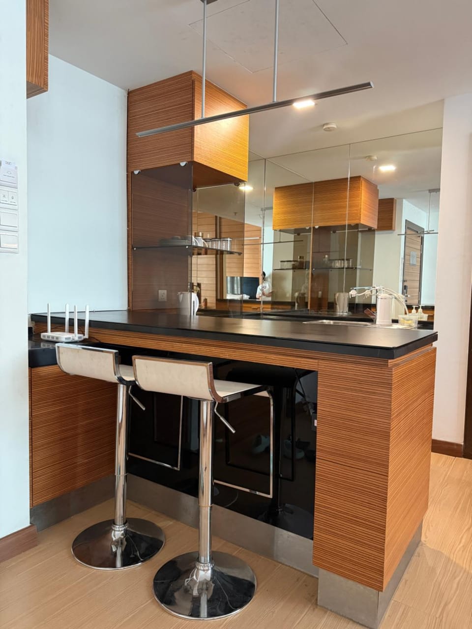 Kitchen or kitchenette, minibar