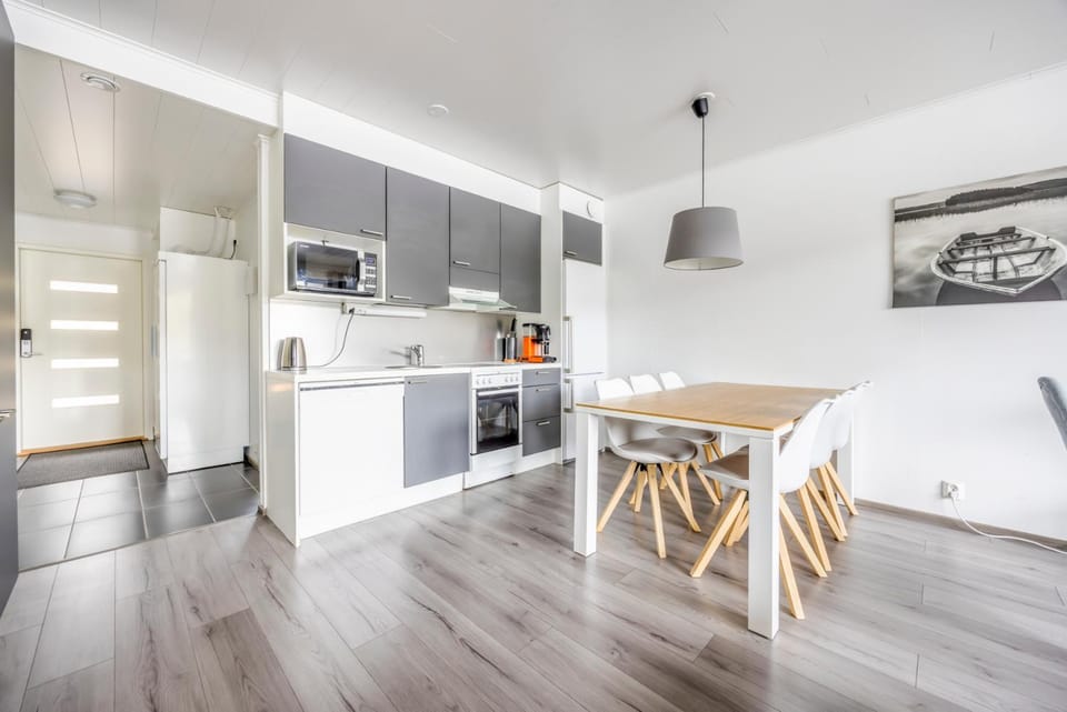 Kitchen or kitchenette, Dining area, dishwasher, oven, pet friendly, stove