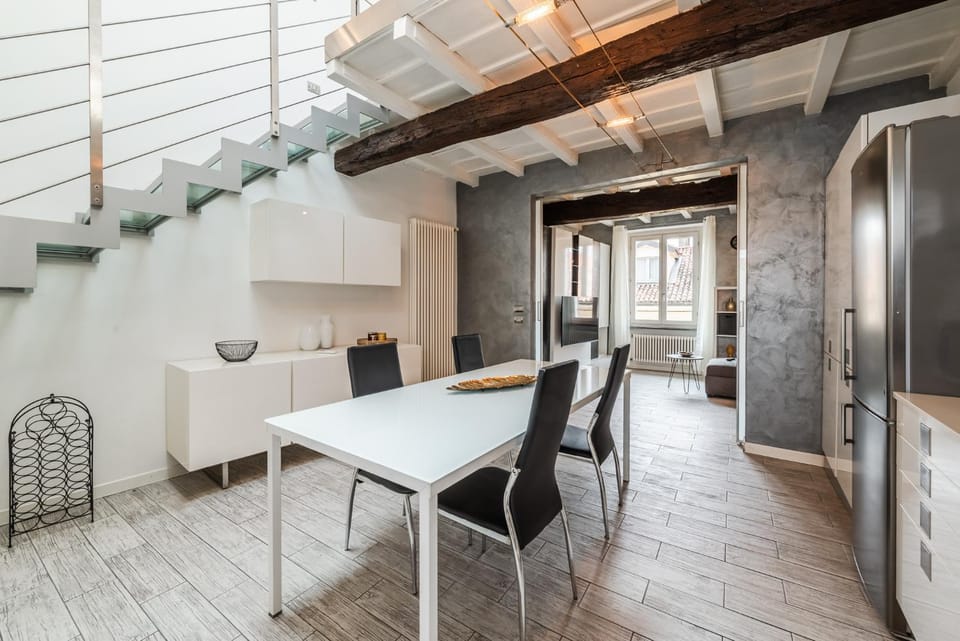 Living room, Seating area, Dining area, oven