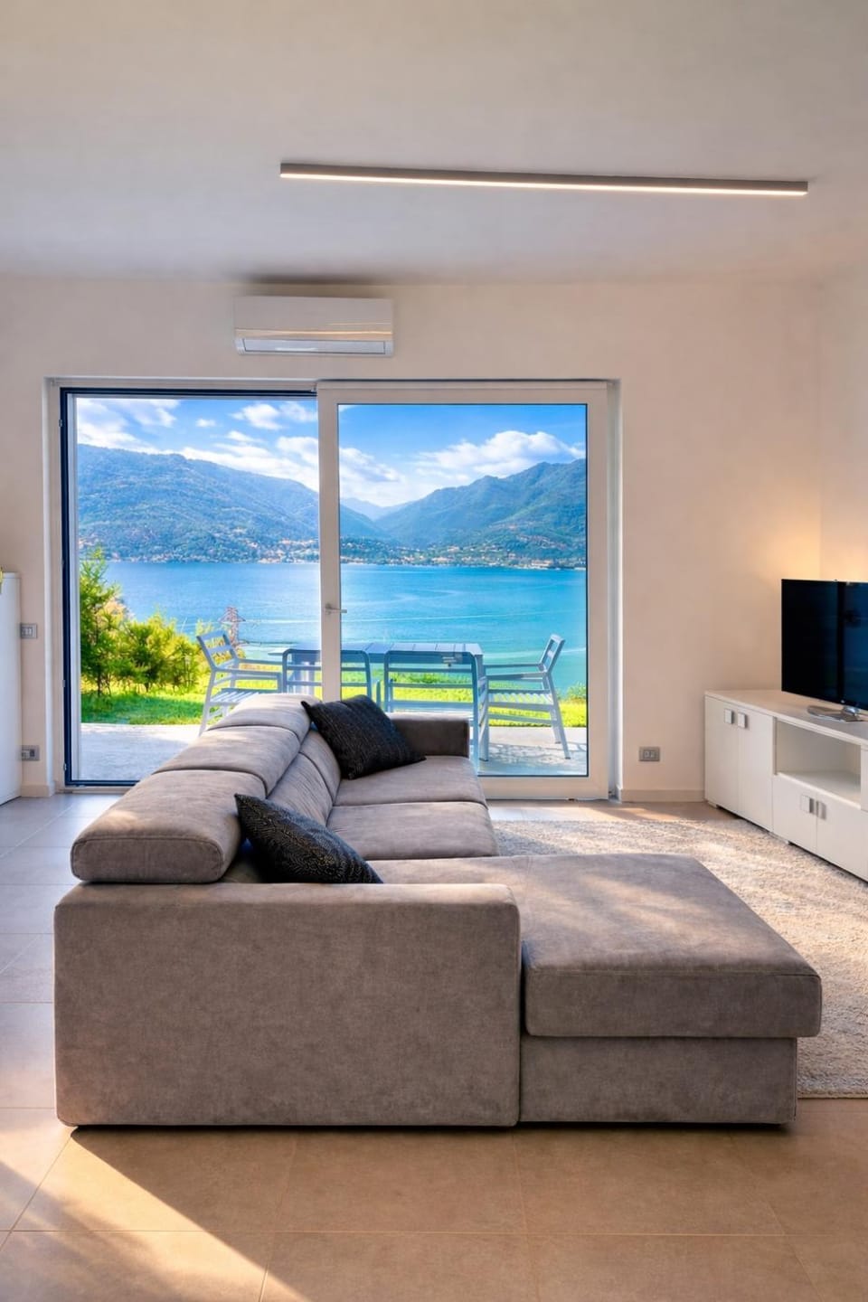 TV and multimedia, Living room, Mountain view