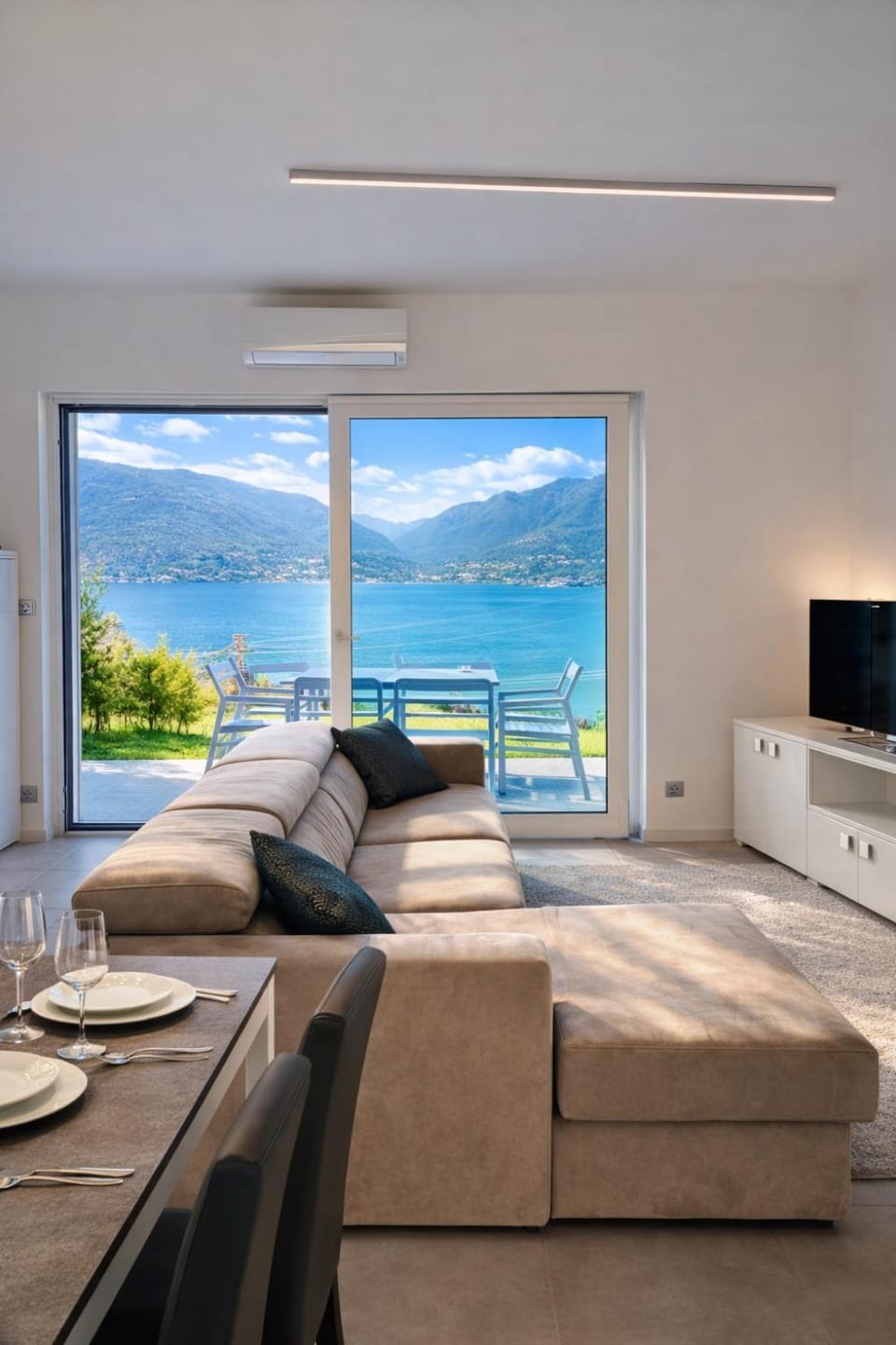 Natural landscape, TV and multimedia, Living room, Seating area
