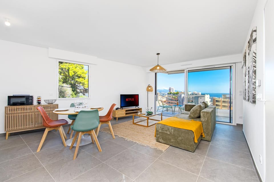 TV and multimedia, Balcony/Terrace, Living room, Seating area, Dining area, Sea view, air conditioner