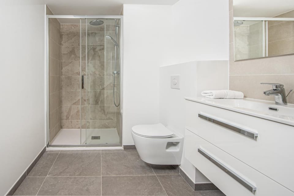 Shower, Toilet, Bathroom, towels