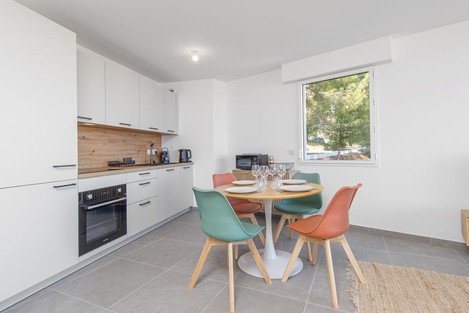 Coffee/tea facilities, Kitchen or kitchenette, Dining area, dishwasher, oven, stove, toaster, air conditioner