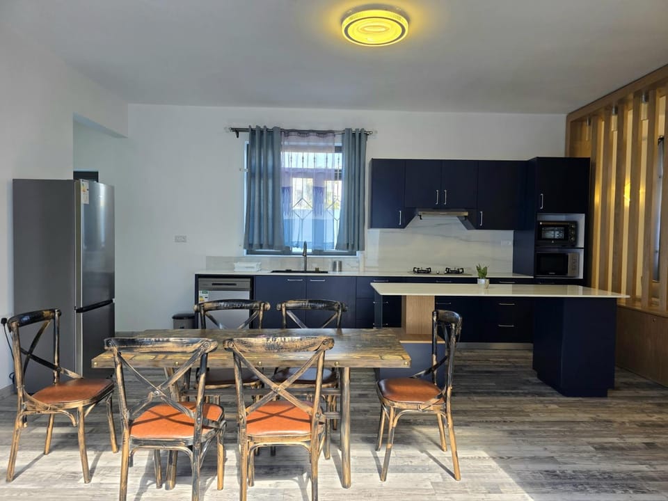 Kitchen or kitchenette, Dining area, oven, stove