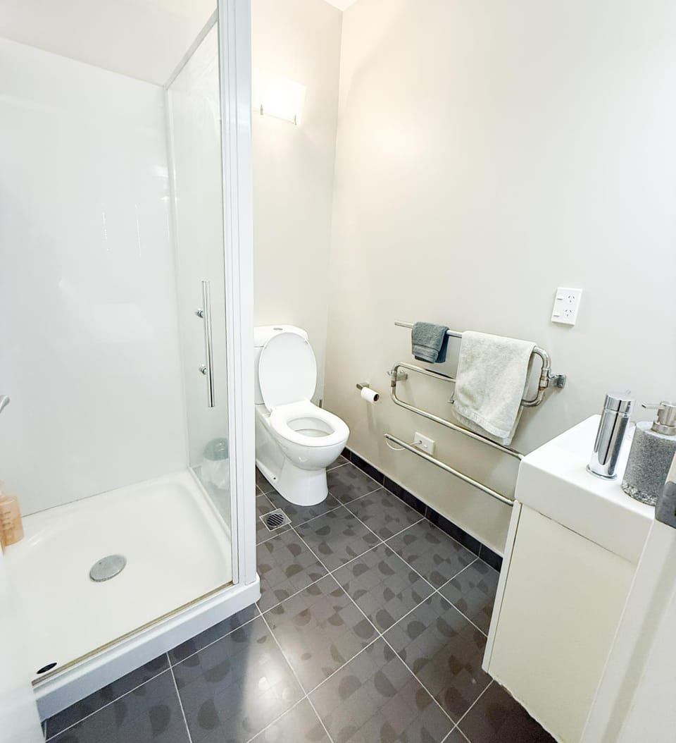Shower, Toilet, Bathroom, towels