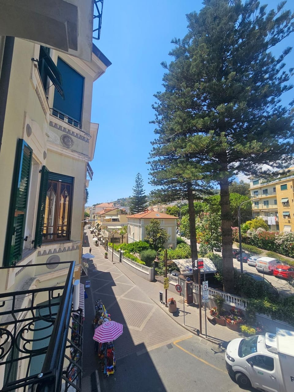 Property building, Day, Neighbourhood, City view, Street view