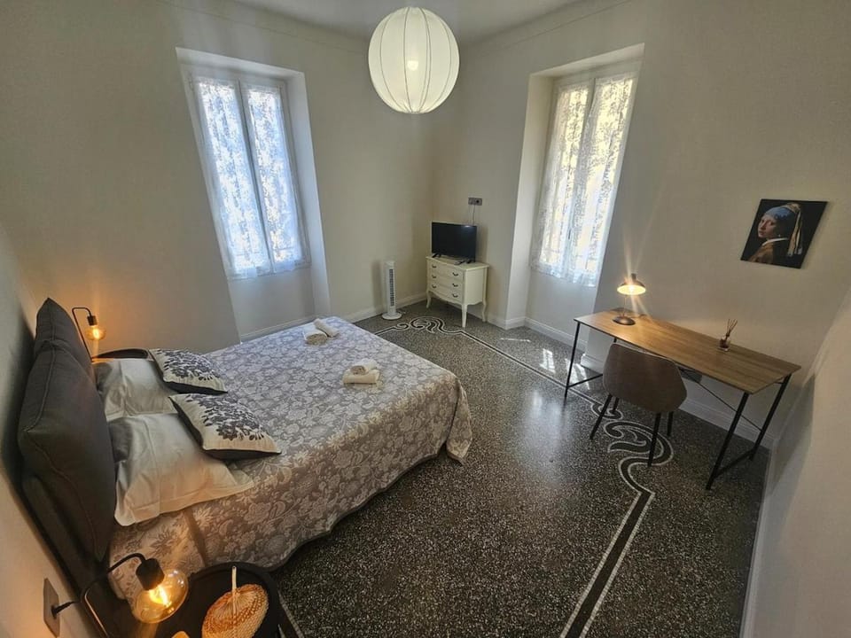 Bed, TV and multimedia, Photo of the whole room, Bedroom
