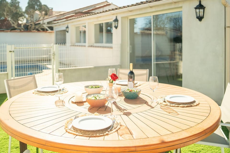 Charmante villa familiale, avec piscine privée, idéale pour une journée à la plage et proche des grands buffets Villa in Narbonne