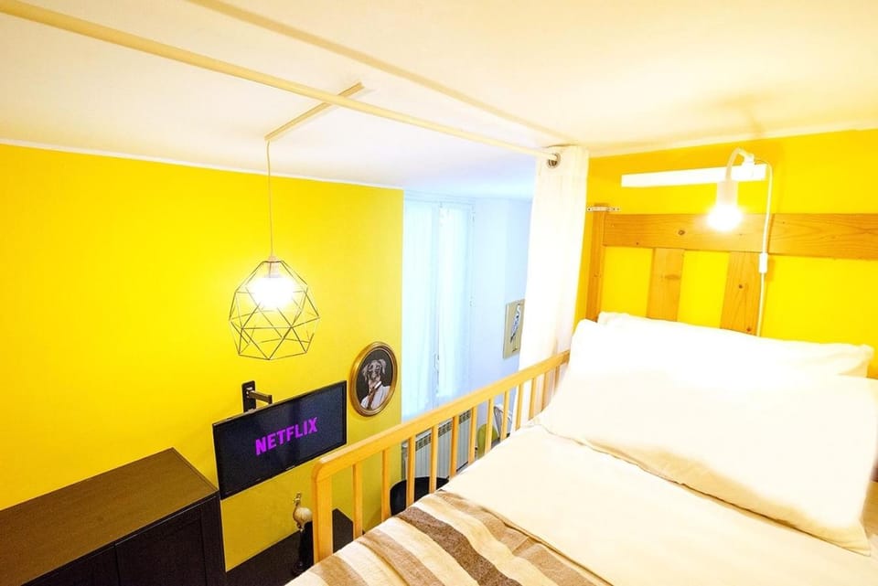 Bed, TV and multimedia, Photo of the whole room, Decorative detail, Bedroom, internet